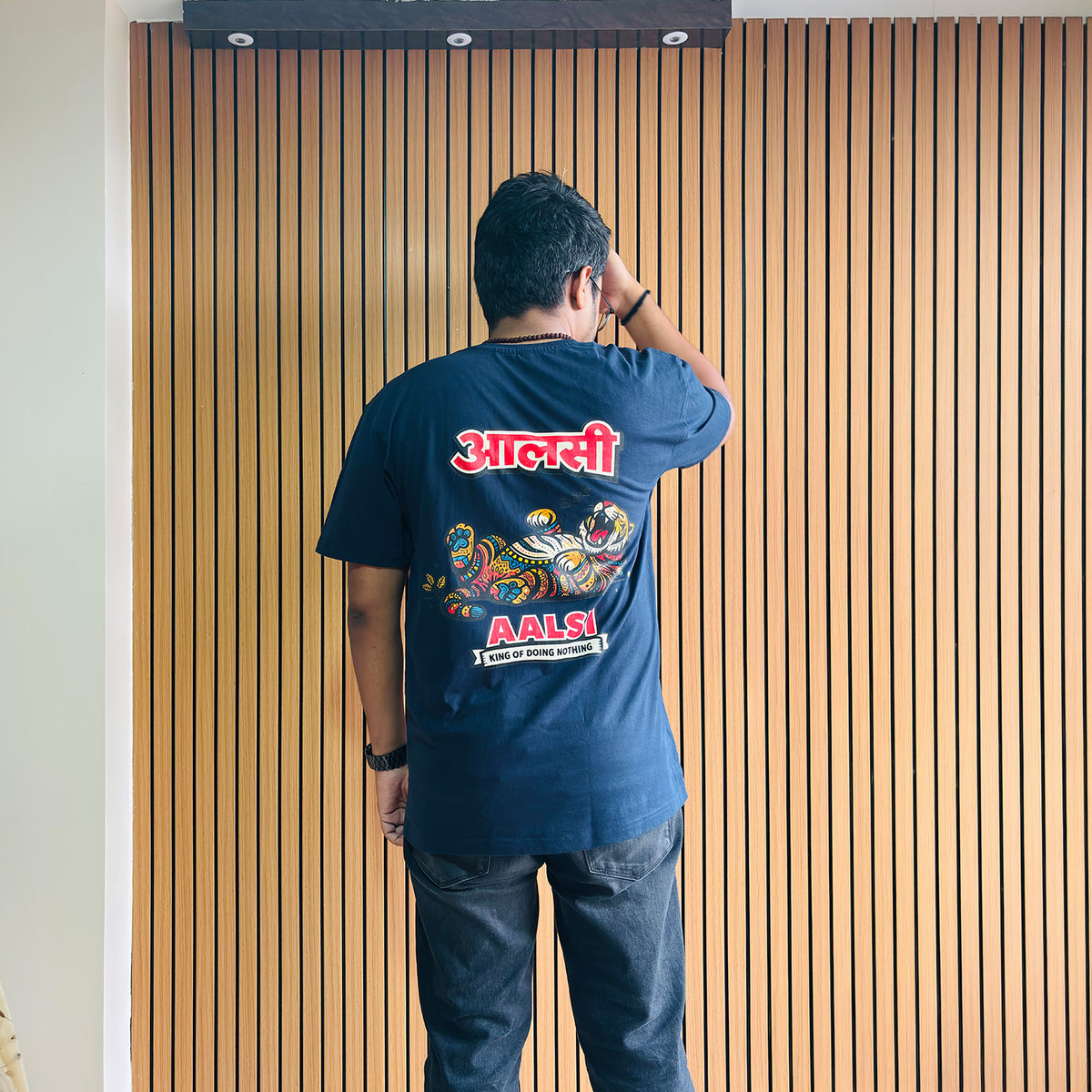 Aalsi_oversized T-Shirt_navy blue_ back_print_model