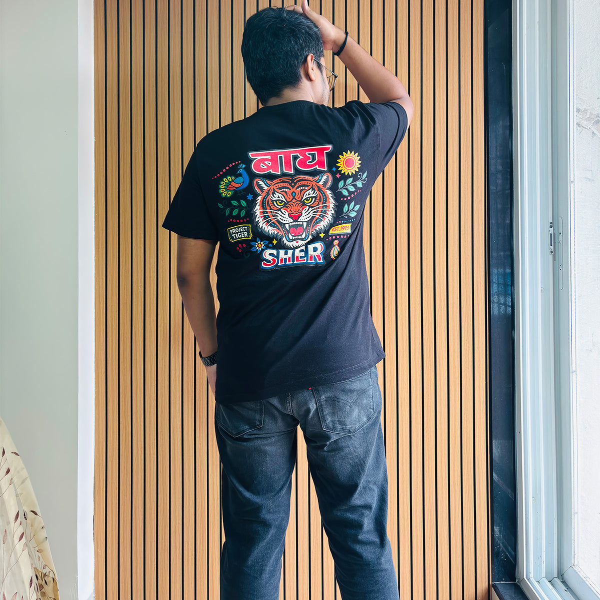 sher_oversized T-Shirt_black_ back_print_model