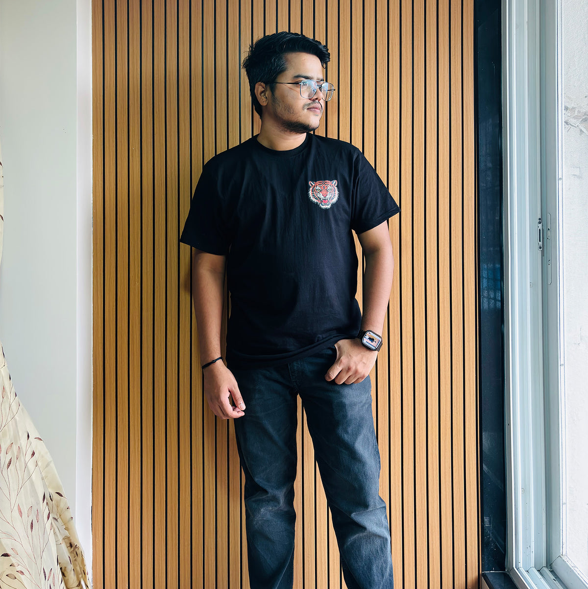sher_oversized T-Shirt_black_ front_print_model